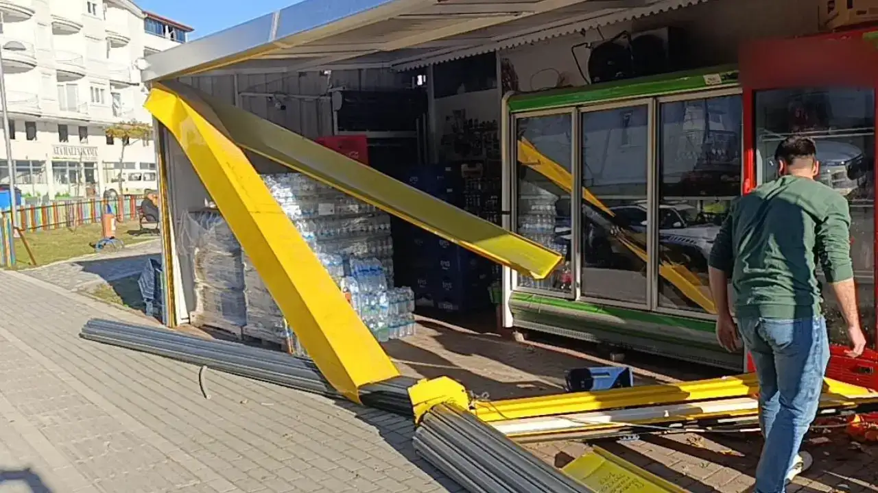 Manavgat’ta Kontrolden Çıkan Araç Markete Daldı! 2